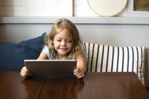Hvordan lagre barnet fra Internett-avhengighet: 5 tips for foreldre