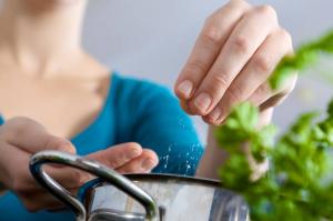 Hvorfor er det nødvendig å begrense bruken av salt: Helse Secrets