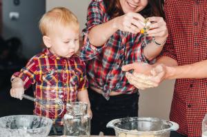 Din personlige kokk: 5 grunner til å lære barnet ditt å lage mat