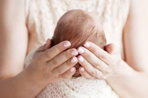 En nyfødt baby er ikke ammer: Top 7 grunner og løsninger