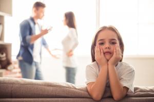 Mamma, pappa og skilsmisse: 7 trinn for å hjelpe barnet ditt med å takle foreldrenes separasjon