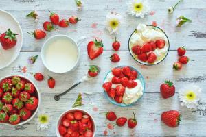 Hva du skal lage mat for barn fra jordbær og jordbær: oppskrift marengs med jordbær