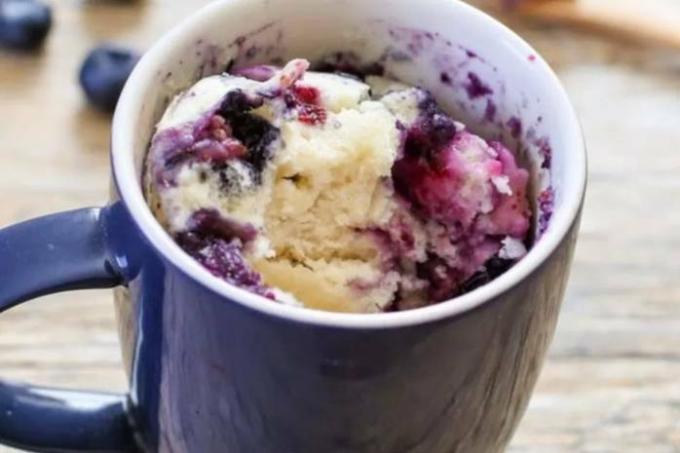 Berry cupcake i et krus oppskrift trinn for trinn: hvordan lage mat på 5 minutter