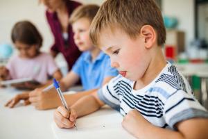 Hvordan fikse dårlig håndskrift hos et barn: tips til foreldre