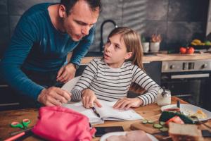 Hvordan hjelpe barnet ditt til å endelig ta opp Lessons: 6 enkle trinn