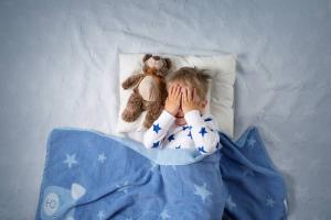Barnet snakker i søvne: hva du skal gjøre og hvordan å bekjempe den