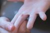 Barnet klemt dør finger: hva du skal gjøre og hvordan du kan hjelpe barnet ditt