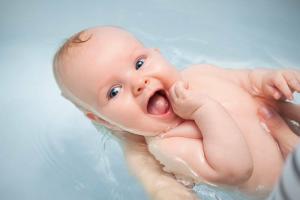 Hvordan å bade en nyfødt: hver mor bør vite
