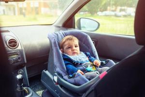 7 viktige ting for en biltur med en baby - det er lettere med dem