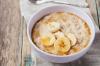 Hva du skal lage til frokost til et barn: maisgrøt med banantopping (oppskrift)