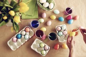 Når du trenger å male egg og bake kaker: tegn og påsketradisjoner