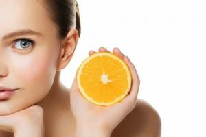 Som kosmetikk med vitamin C påvirker huden