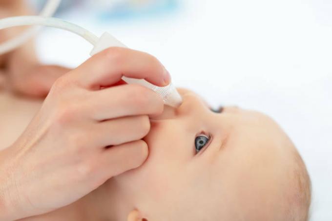 Er det mulig å dryppe morsmelk i babyens nese: Dr. Komarovsky svarer