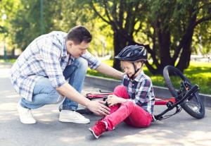 Hvordan forsikre barnet ditt mot en ulykke: ekspertråd