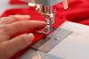 Alfabetet needlewoman: merking linjer på symaskinen