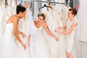 Fasjonable brudekjoler våren og sommeren 2019: de viktigste nyansene