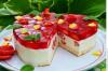 Ubakt jordbær yoghurtkake: oppskrift trinn for trinn