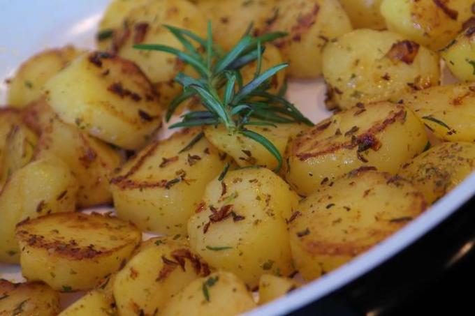 Kongelige poteter med hvitløk og urter: en oppskrift som vil vinne deg