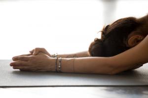 Yoga hjelper mot søvnløshet: 5 grunnleggende positurer for avslappet søvn