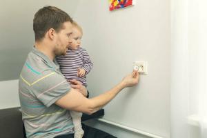 13 hemmeligheter for elektrisk sikkerhet for barn, du glemmer dem