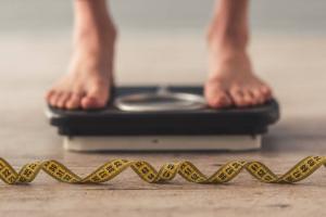 Forskere har kalt den viktigste grunnen til at det er vanskelig å gå ned i vekt: ikke for lat og ikke overspising