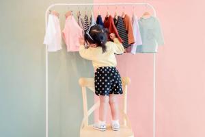 8 effektive måter å lære et barn å kle seg