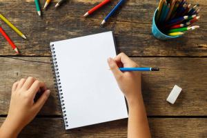Hvordan lære et barn å holde en penn riktig: 3 enkle alternativer
