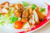 Hva du skal lage mat til skolebarnmiddagen: krydret salat med kylling i soyasaus