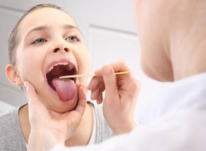 Økt lymfeknuter i barnet: 7 mulige årsaker og behandlinger