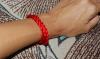 5 viktige fakta om den røde tråden på håndleddet hennes