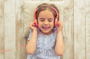 Er det skadelig å lytte til musikk ved hjelp av hodetelefoner?
