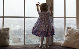 Hvordan beskytte et barn mot å falle ut av vinduet: ekspert anbefaler