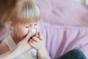 Sesongen av forkjølelse: hvordan du kan hjelpe barnet ditt med sår hals