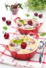 Oppskrift på en deilig sommer frokost: fransk dessert Clafoutis med kirsebær