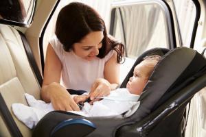 Hvordan spare penger og kjøpe kvalitet bilsete for barnet ditt?