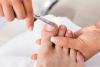 Hvordan barbere uten problemer stive, fortykket toenails
