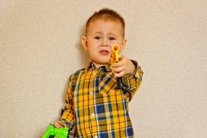 Enten å kjøpe leketøy våpen for barn: skade eller nytte for barnets sinn
