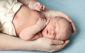 Kutte navlestrengen: hvordan føler babyen seg?