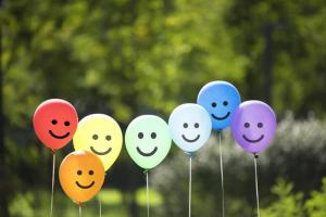 Hvorfor trenger jeg å smile mer: 4 positive grunner