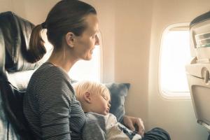 8 ting du ikke bør ha på deg når du reiser med et fly